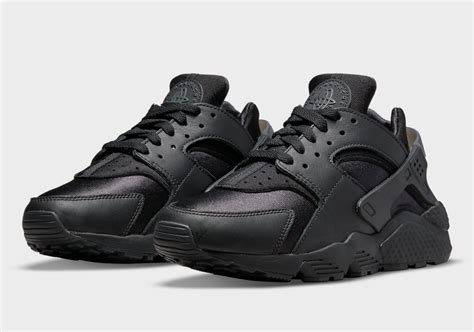 nike huarache black.